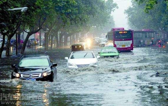 雷竞技最新下载地址如何通过积水路面 雷竞技最新下载地址过积水路面注意的5点事项