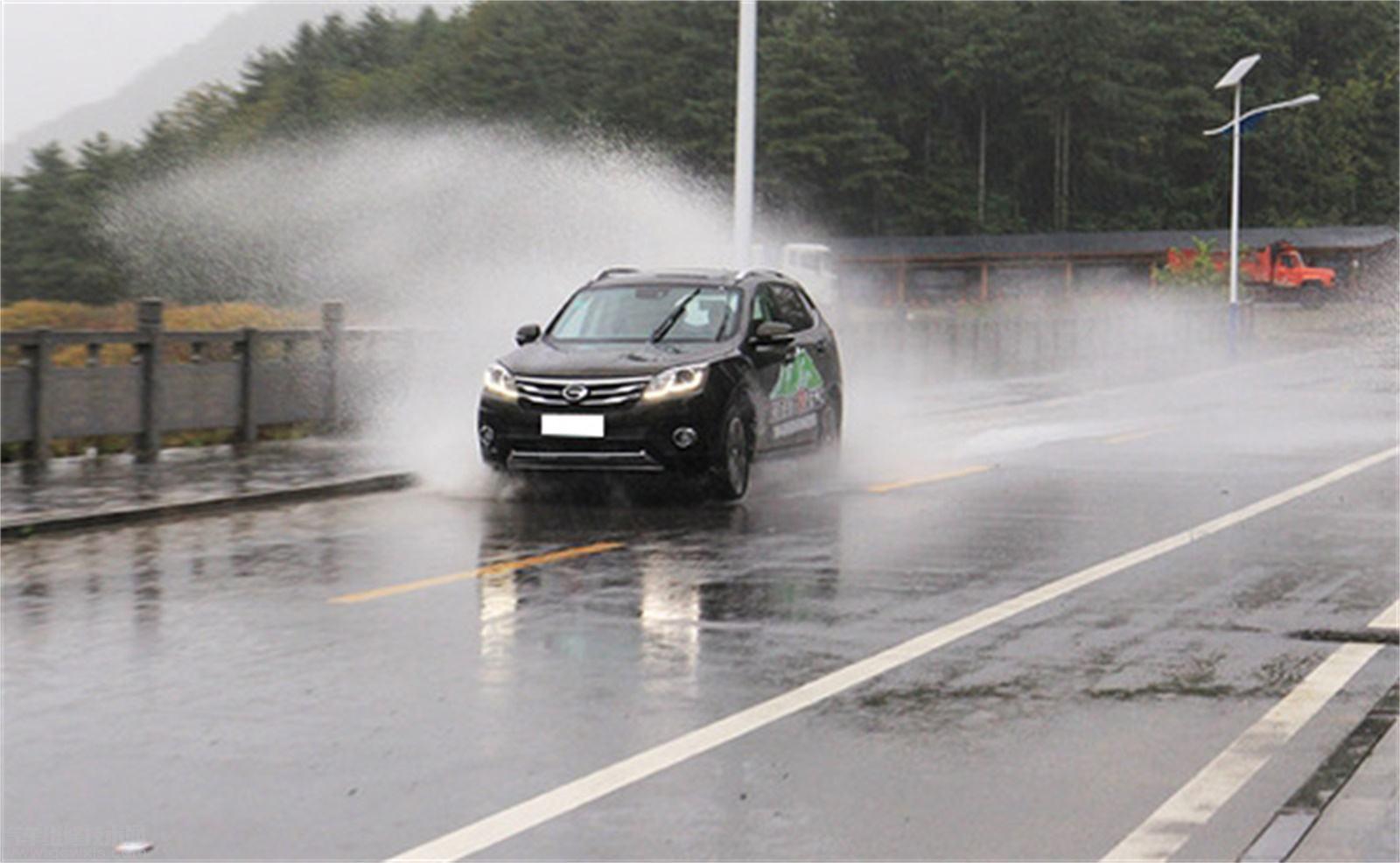 雨天如何安全行驶 雨天行驶注意事项介绍