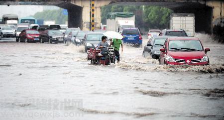 雷竞技最新下载地址如何通过积水路面 雷竞技最新下载地址过积水路面注意的5点事项